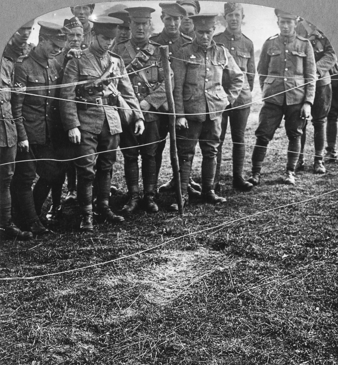 Inntrykk av en kropp i bakken, Billericay, Essex, første verdenskrig, 1916 av Realistic Travels Publishers