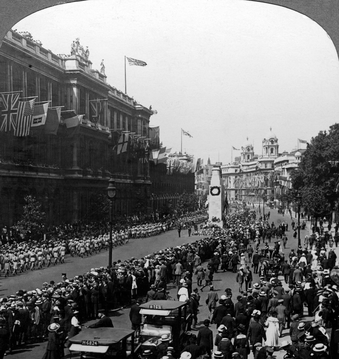 Indiske tropper som hilser den ukjente krigeren ved Cenotaph, Whitehall, London, c1920. av Realistic Travels Publishers