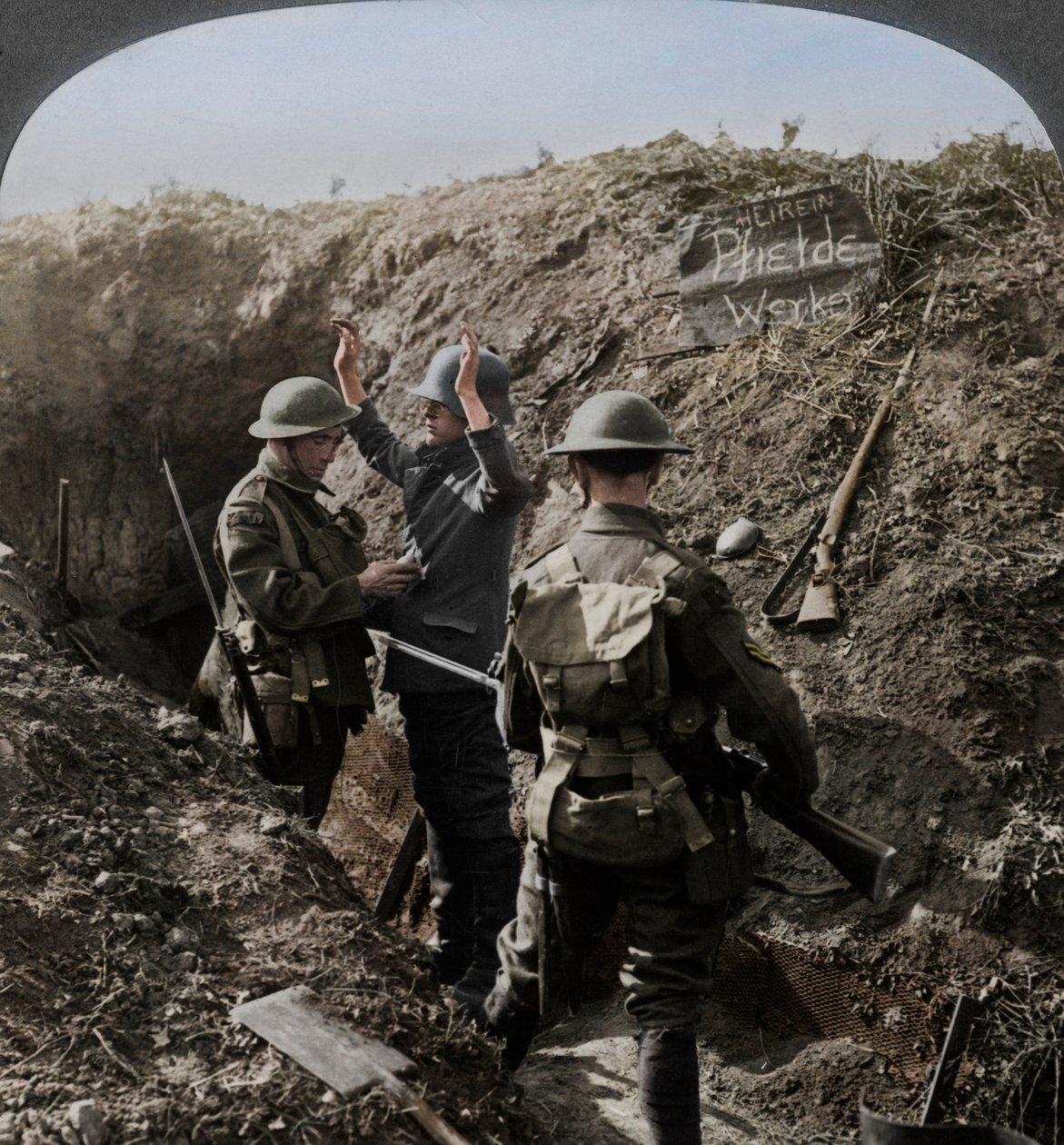 Avhør av en tysk fange for å få informasjon, første verdenskrig, 1914-1918 av Realistic Travels Publishers