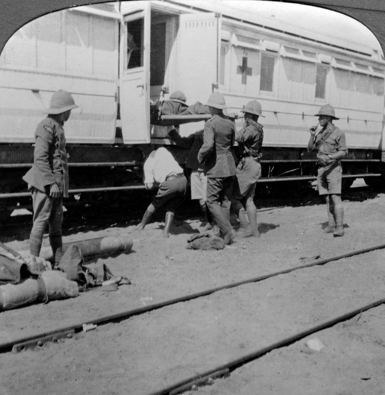 Løfting av sårede soldater på et sykehustog, Øst-Afrika, første verdenskrig, 1914-1918. av Realistic Travels Publishers