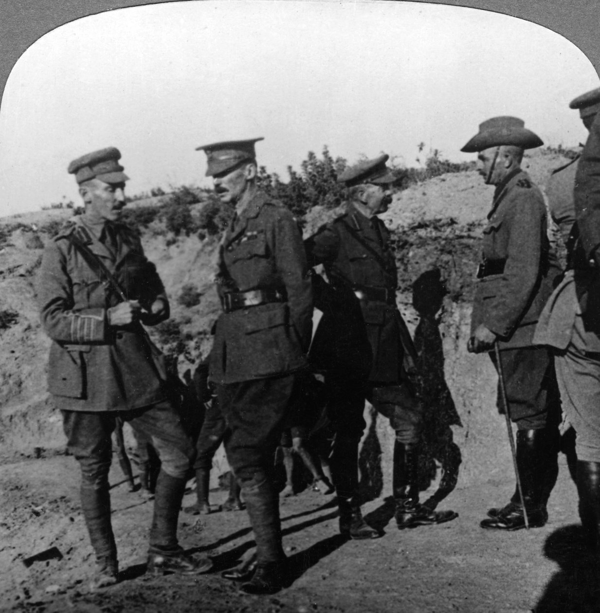 Lord Kitchener gjennomgår situasjonen ved Gallipoli med ANZAC-offiserer, første verdenskrig, 1915-1916. av Realistic Travels Publishers