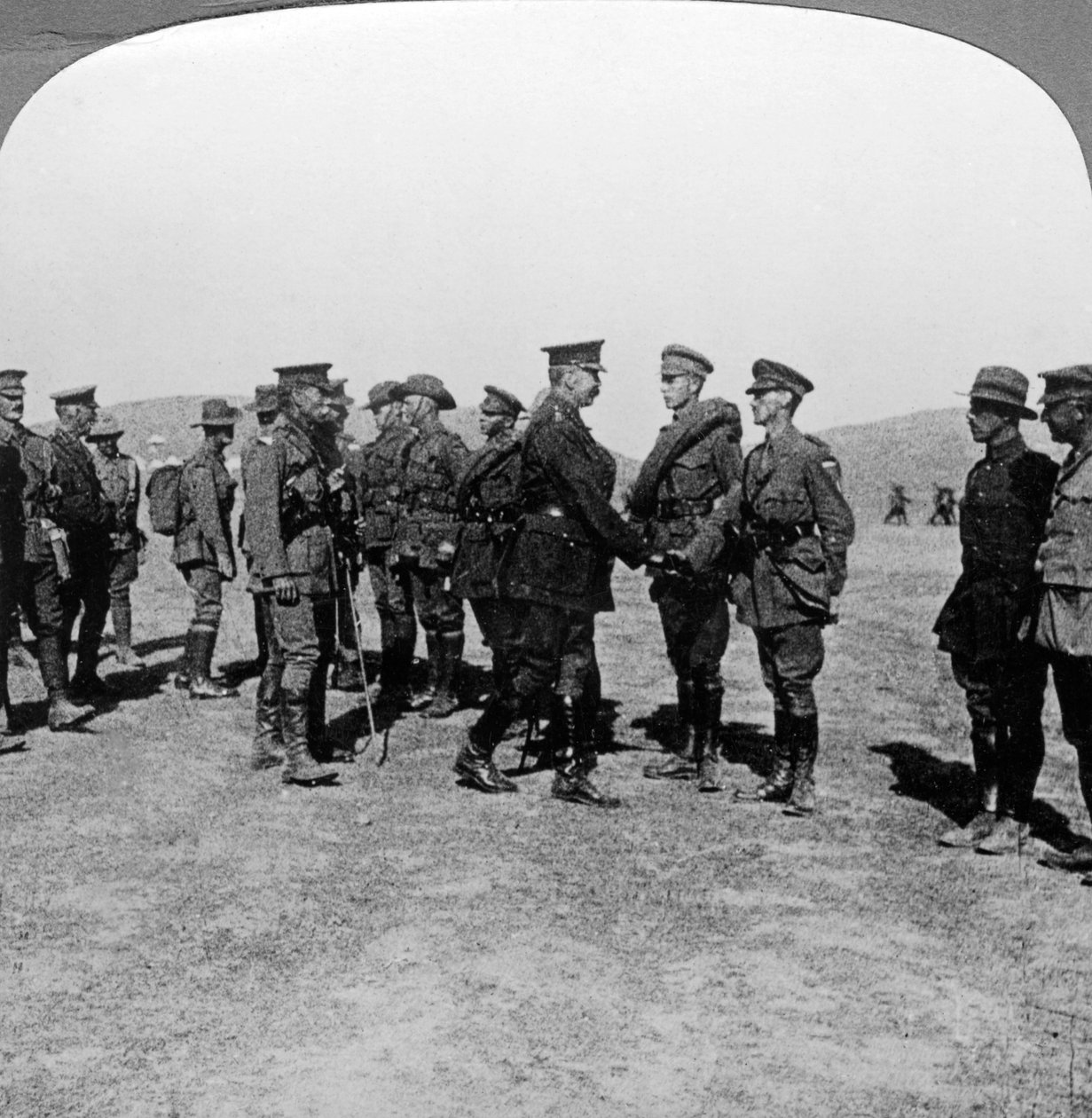 Lord Kitchener berømmer troppene for angrepene deres ved Dardanellene, første verdenskrig, 1915-1916. av Realistic Travels Publishers