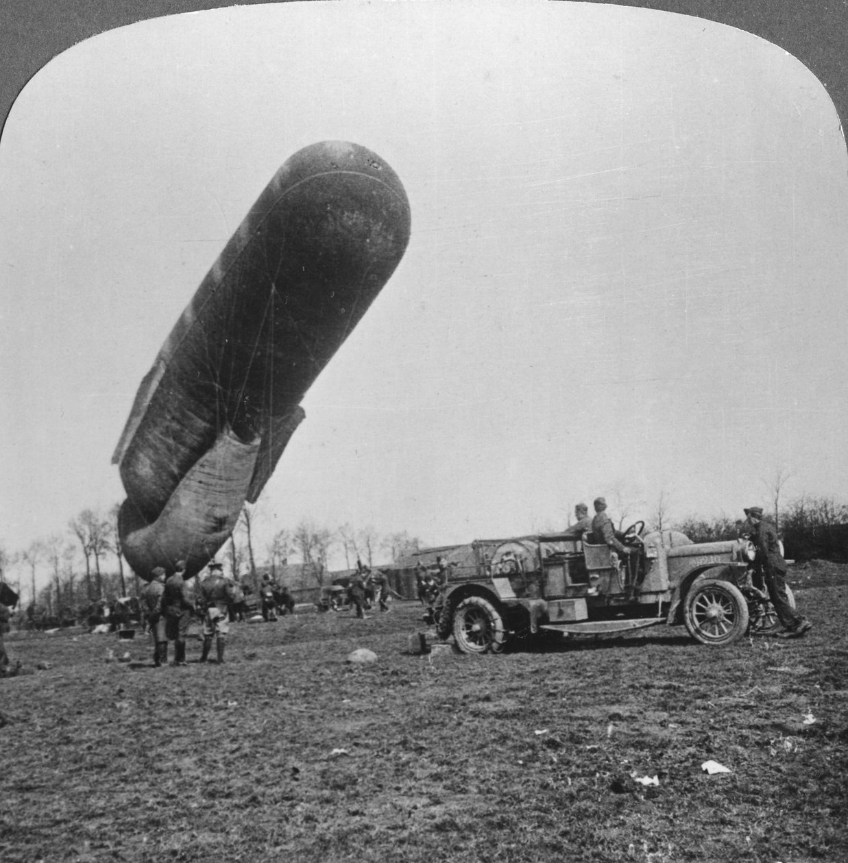 Observasjonsballong i ferd med å stige, første verdenskrig, c1914-c1918. av Realistic Travels Publishers