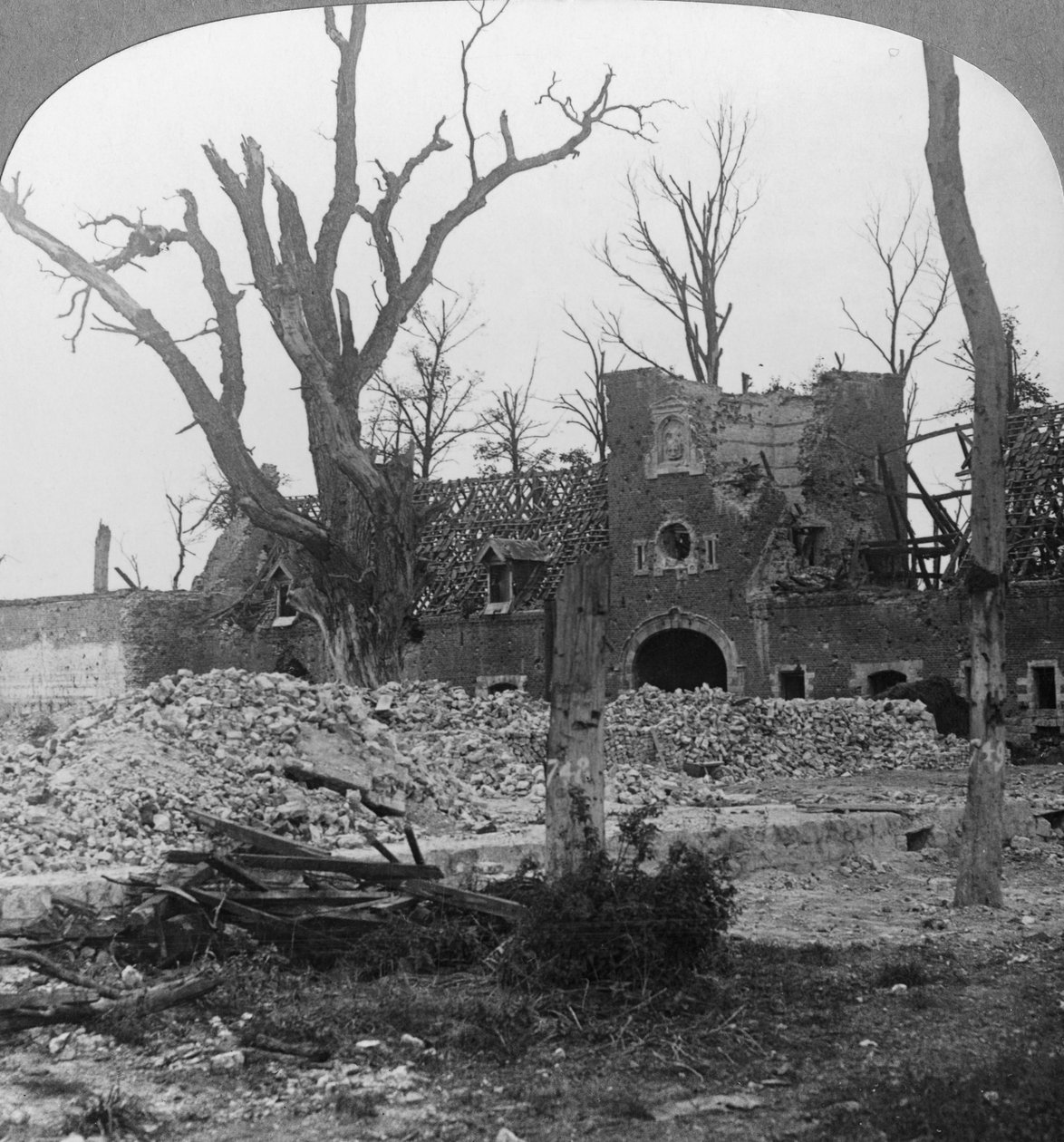 Ruinene av Beury Chateau, Festubert, Frankrike, første verdenskrig, c1914-c1918 av Realistic Travels Publishers