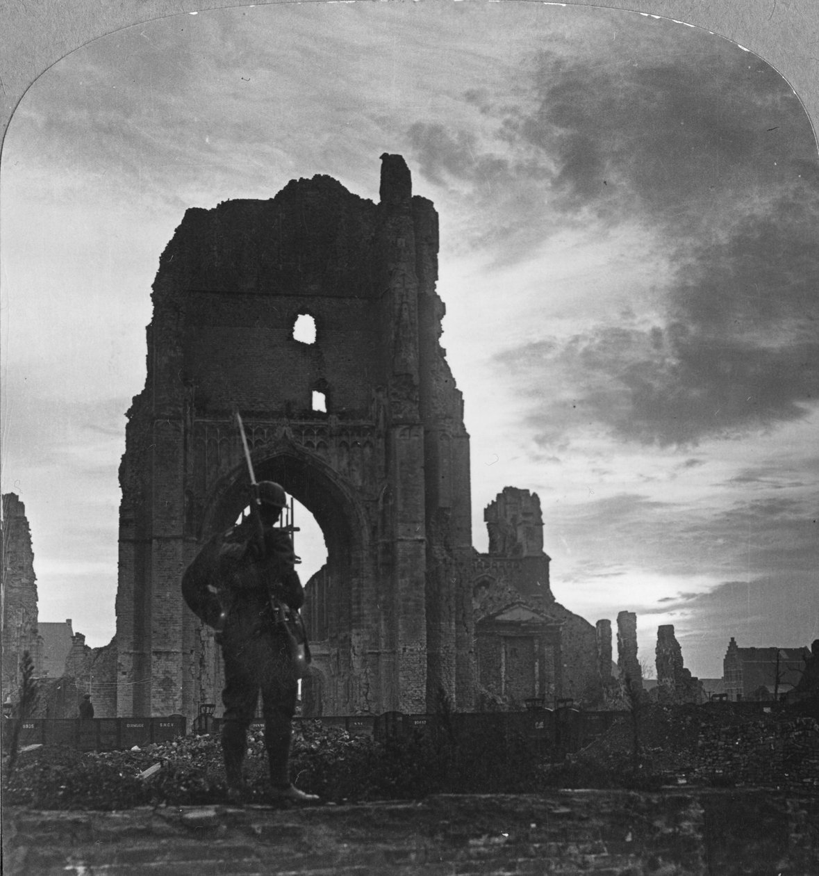 Ruinene av Ypres, Flandern, Belgia, første verdenskrig, c1914-c1918 av Realistic Travels Publishers