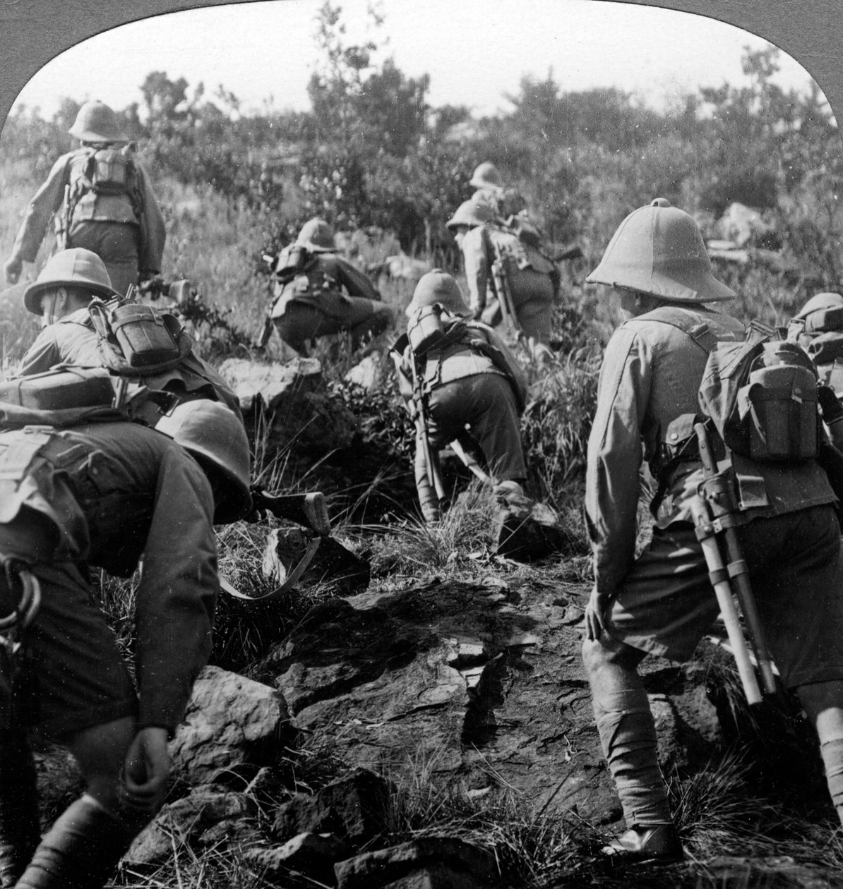 Speidere på vei gjennom skogene i Øst-Afrika, første verdenskrig, 1914-1918. av Realistic Travels Publishers