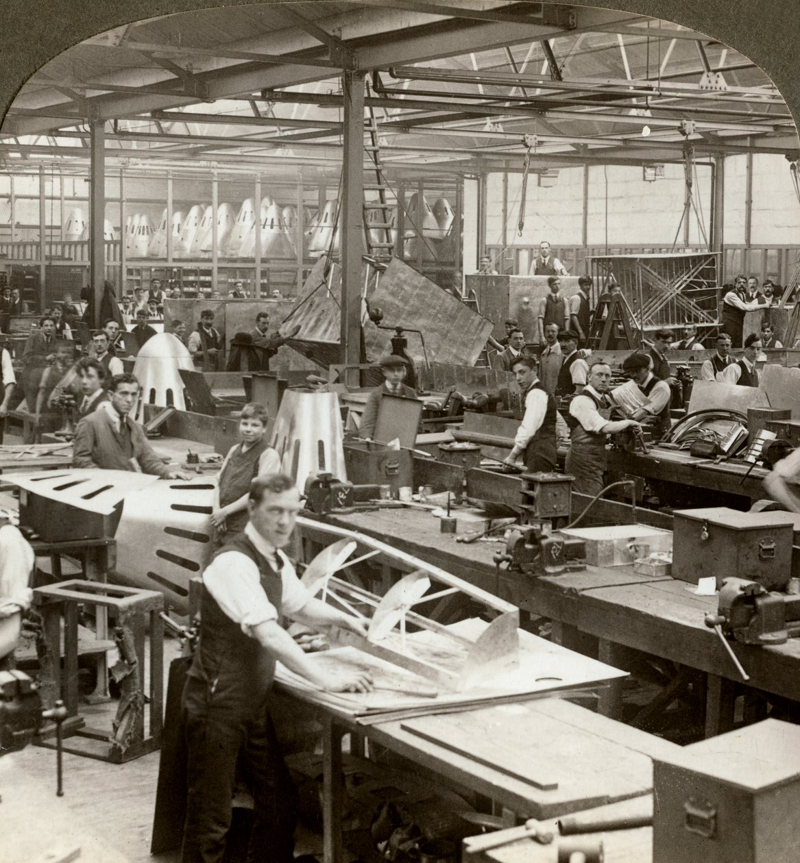 Platemetallarbeidere ved en flyfabrikk, første verdenskrig, 1914-1918 av Realistic Travels Publishers