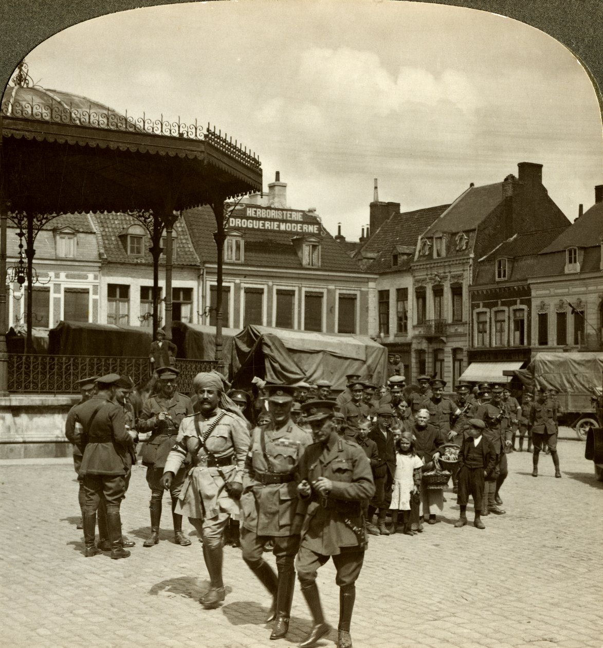 Sir James Willcocks med general Nanten, Market Square, Merville, Frankrike, første verdenskrig, 1914-1915. av Realistic Travels Publishers
