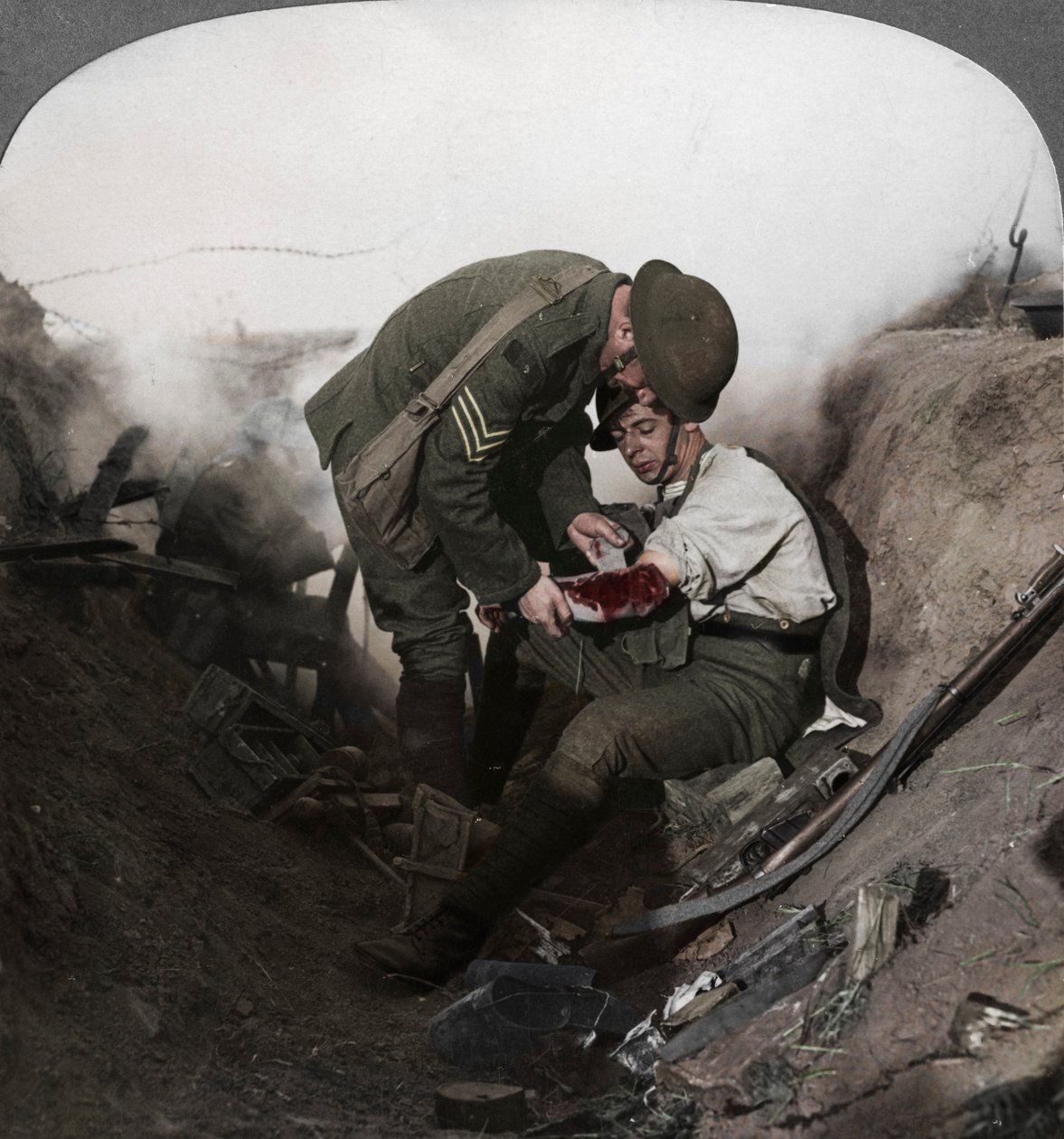 Soldat som mottar førstehjelp fra en sersjant i en saft, slaget ved Peronne, første verdenskrig, 1914-1918 av Realistic Travels Publishers