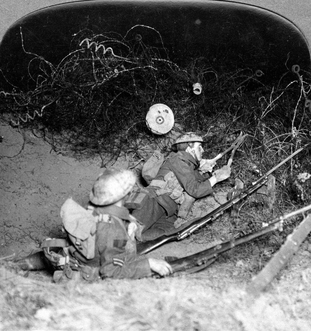 Soldater som skjærer gjennom piggtrådforsvar, Oppy, Frankrike, første verdenskrig, 1914-1918. av Realistic Travels Publishers