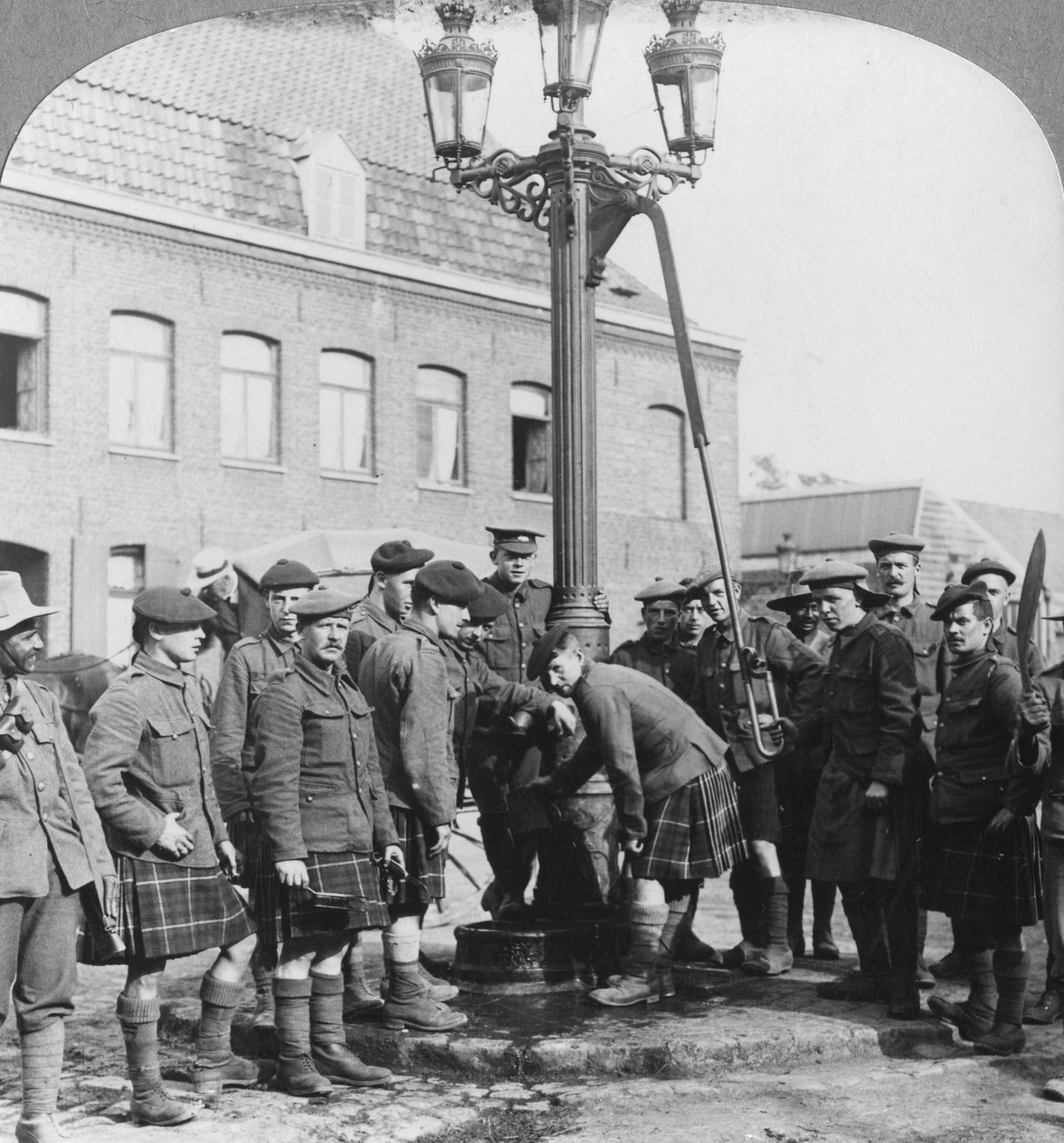 Soldater fyller vannflaskene sine ved bypumpen La Gorgue, Frankrike, første verdenskrig, c1914-c1918 av Realistic Travels Publishers