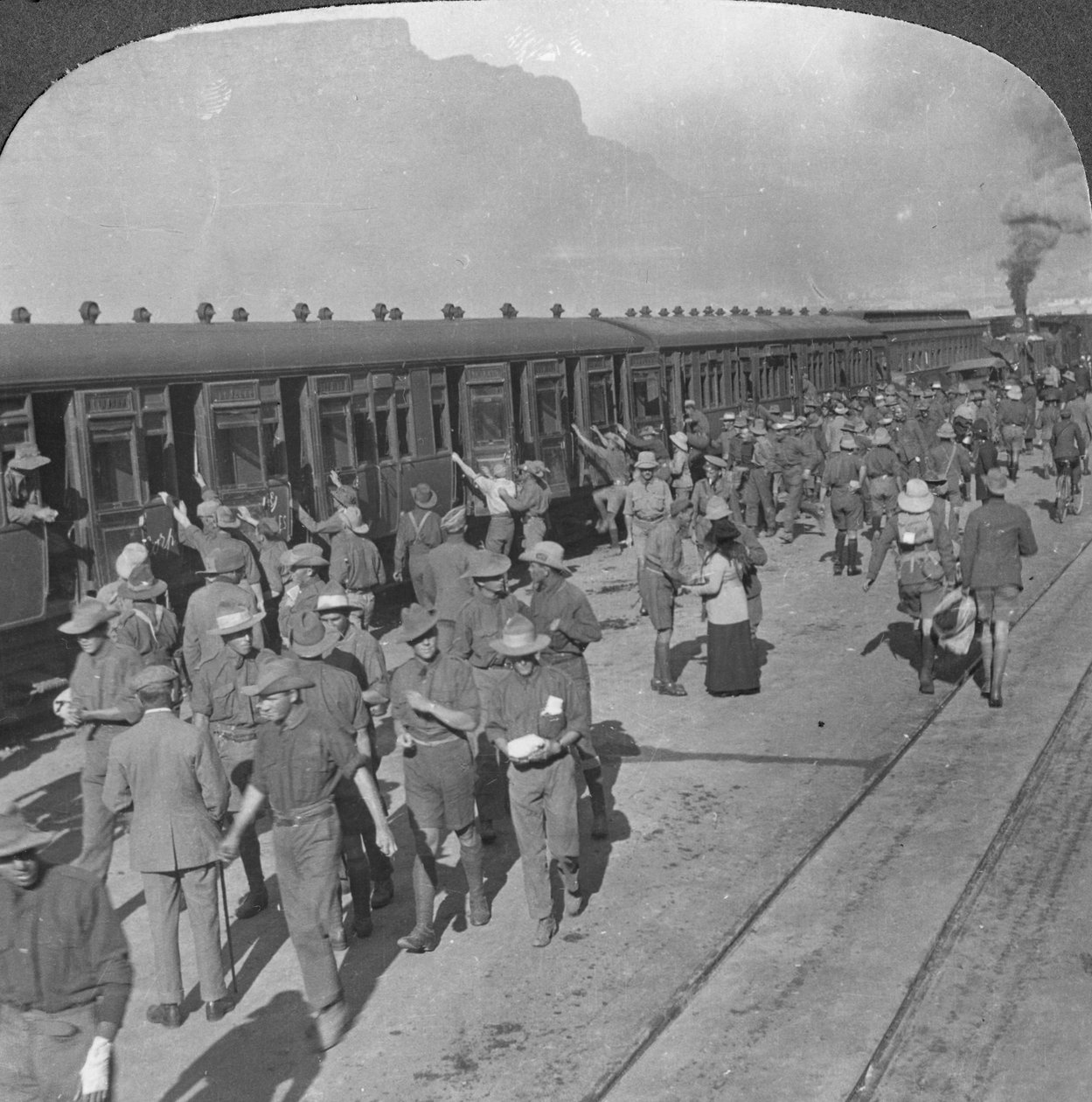 Soldiers of the Wiltshire Rifles går ombord på et tog, Cape Town, Sør-Afrika, første verdenskrig, c1915 av Realistic Travels Publishers