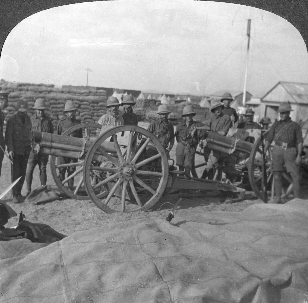 Krigsbytte, våpen og butikker tatt til fange fra tyrkerne, Palestina, første verdenskrig, c1914-c1918 av Realistic Travels Publishers