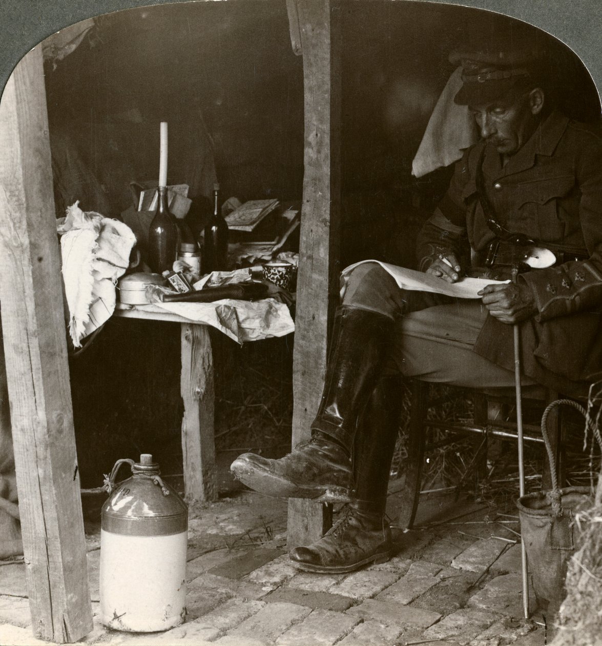 Stabsoffiser i en utgravning studerer detaljer før en offensiv, første verdenskrig, 1914-1918 av Realistic Travels Publishers