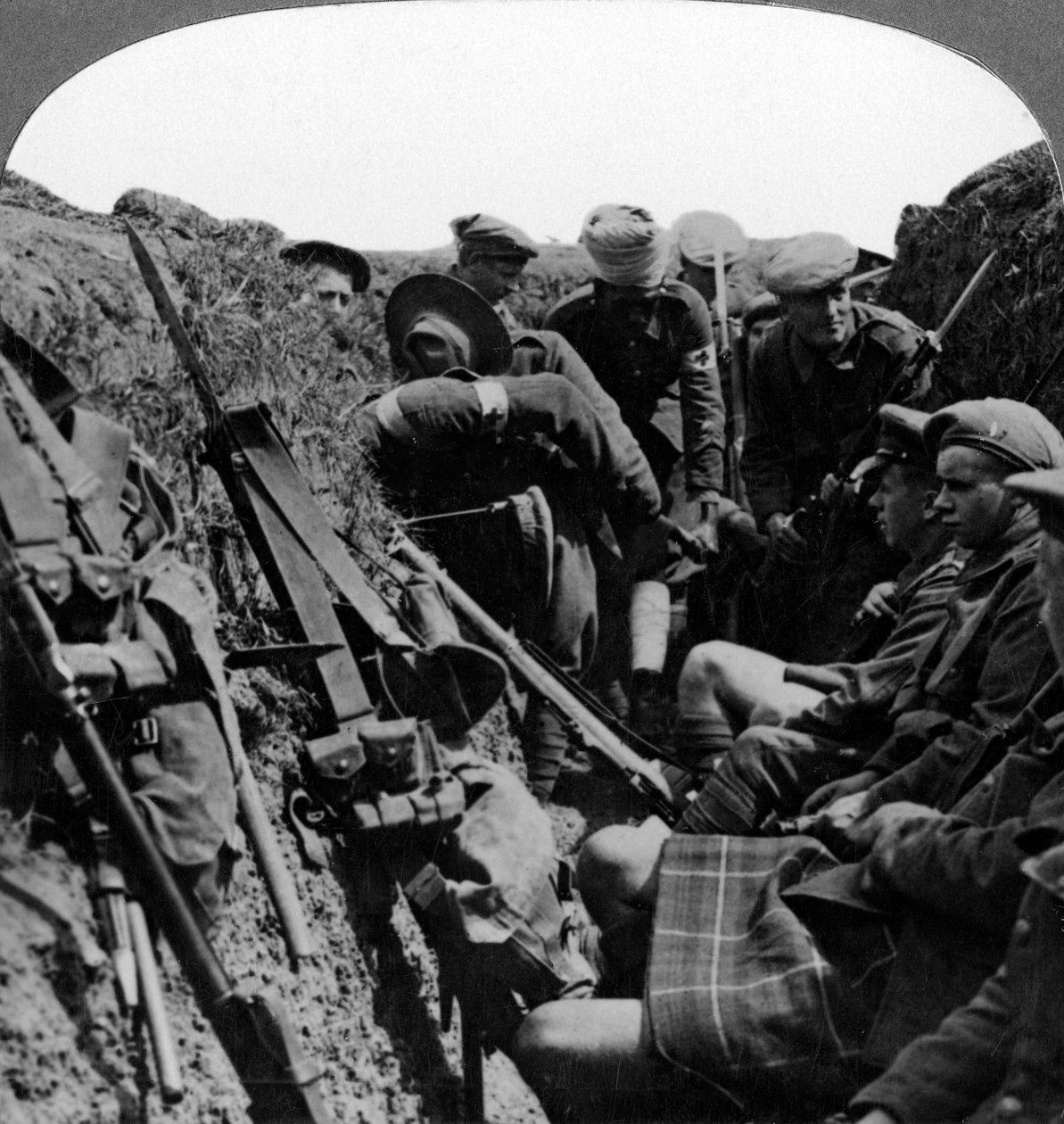Bårebærere som fjerner en såret offiser, første verdenskrig, 1914-1918. av Realistic Travels Publishers