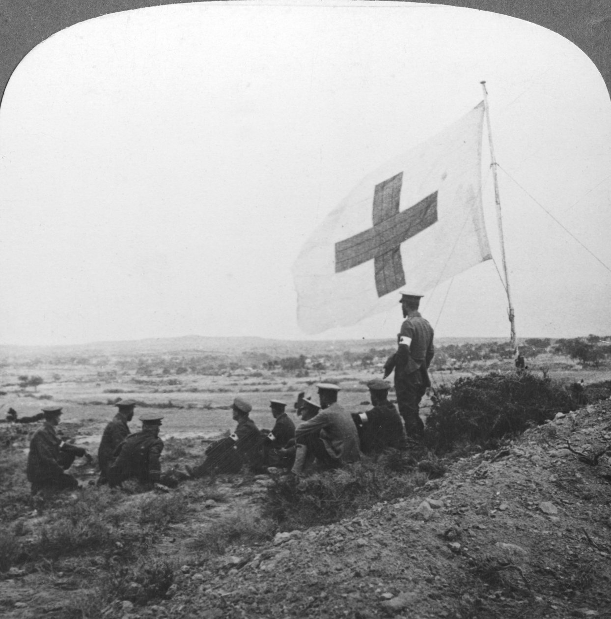 Det britiske Røde Kors i felten, klar for sitt barmhjertighetsærend, første verdenskrig, c1914-c1918 av Realistic Travels Publishers
