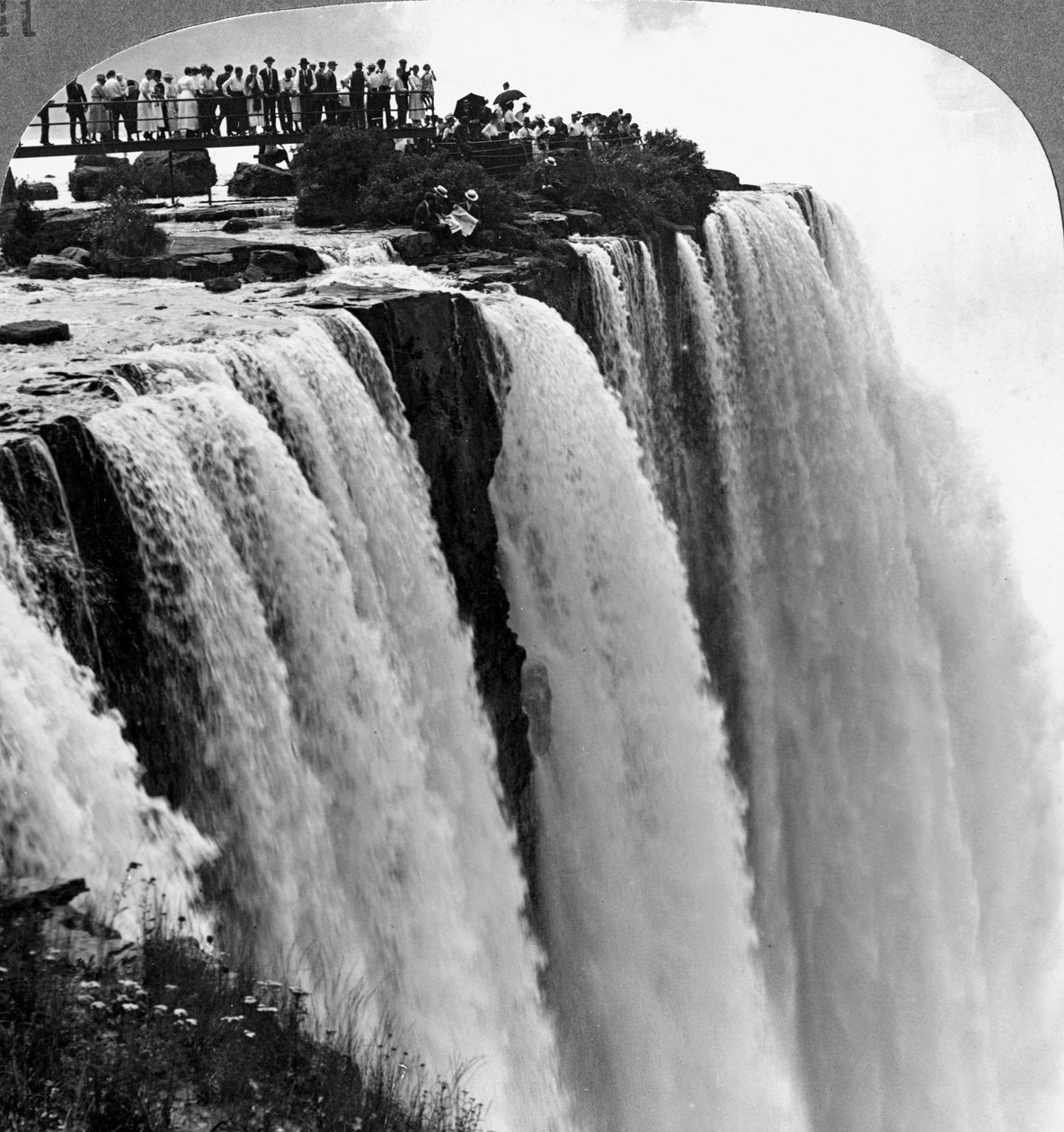 The Frail Foot Bridge, Niagara Falls, Canada. av Realistic Travels Publishers
