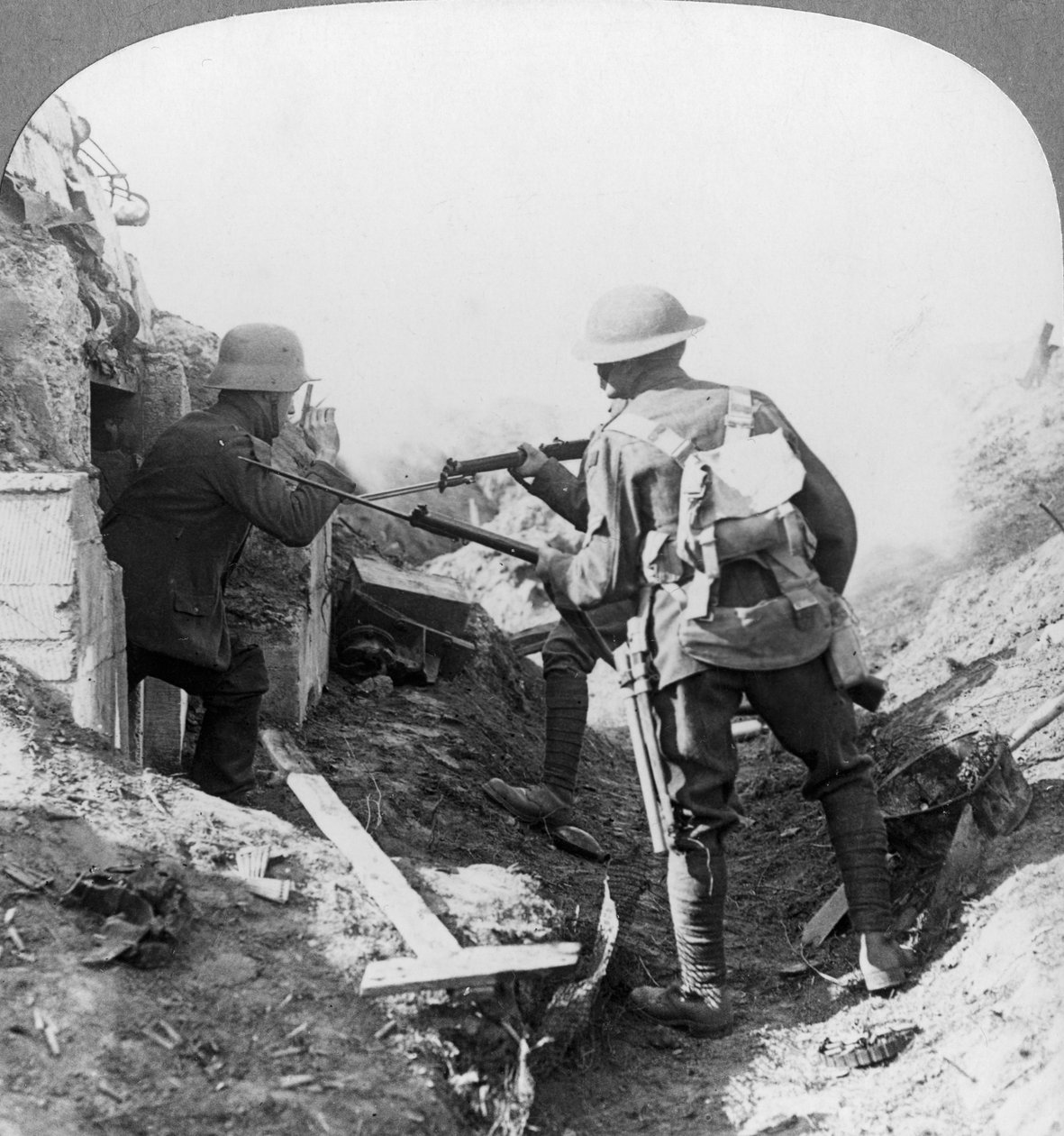 Fangsten av en tysk maskingevær, Croisilles, Frankrike, første verdenskrig, c1917-c1918 av Realistic Travels Publishers