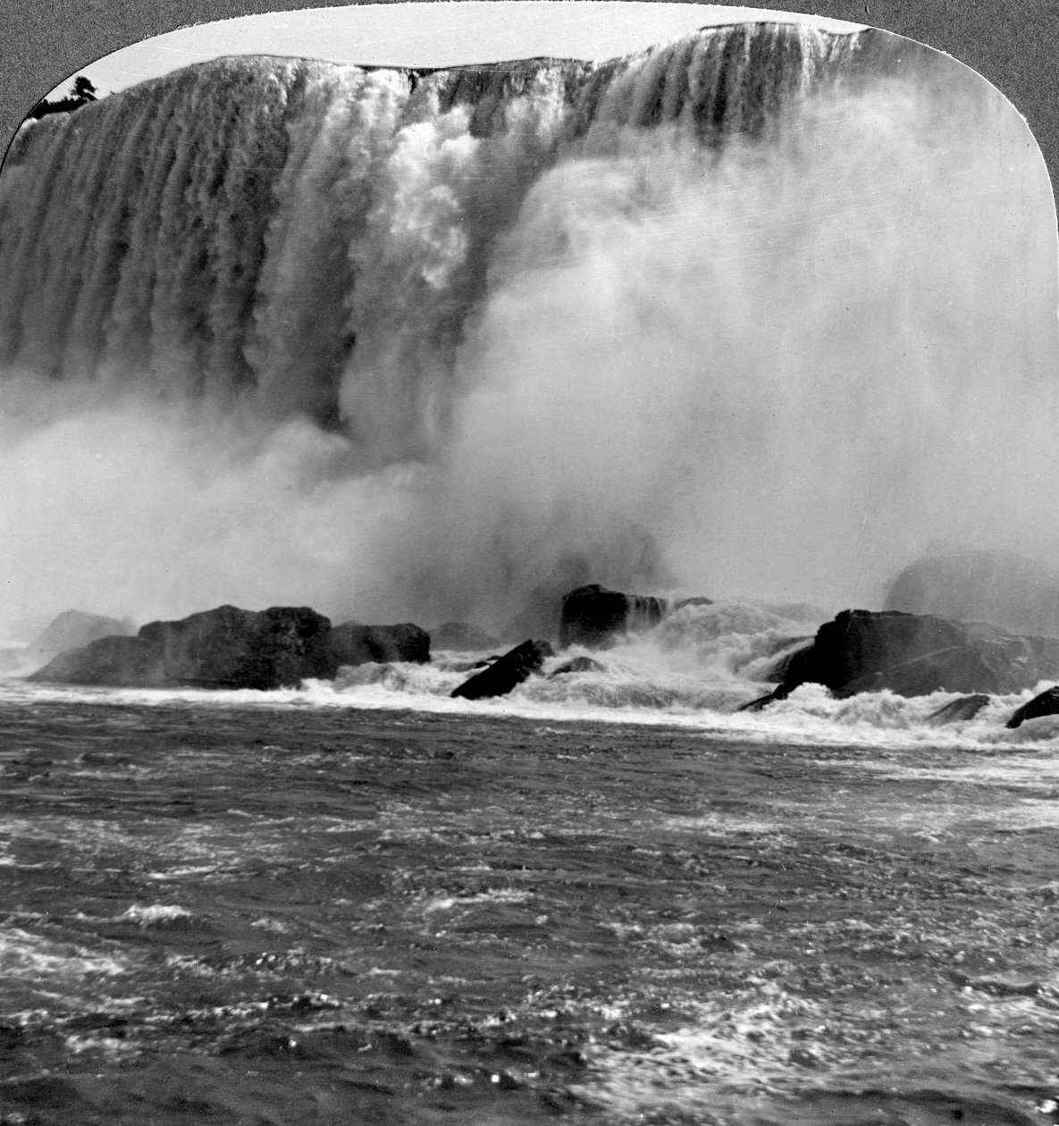 Thunder of Waters, American Falls, Niagara Falls, New York, USA. av Realistic Travels Publishers
