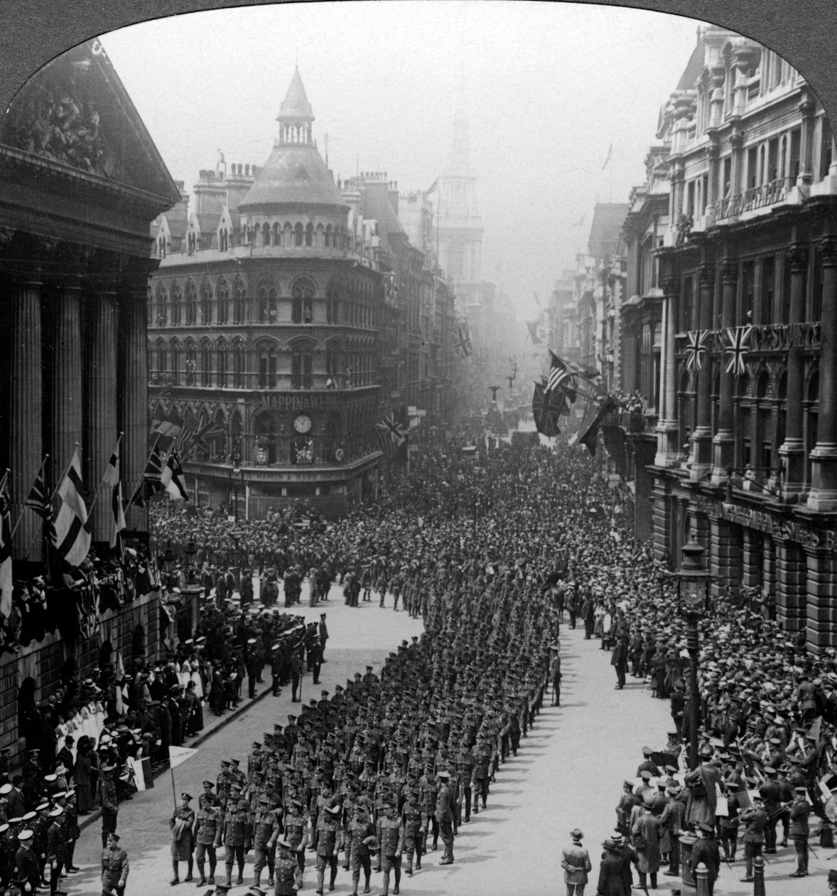 Seiersmarsj for Londons regimenter, hyllet Lord Mayor, 1918. av Realistic Travels Publishers