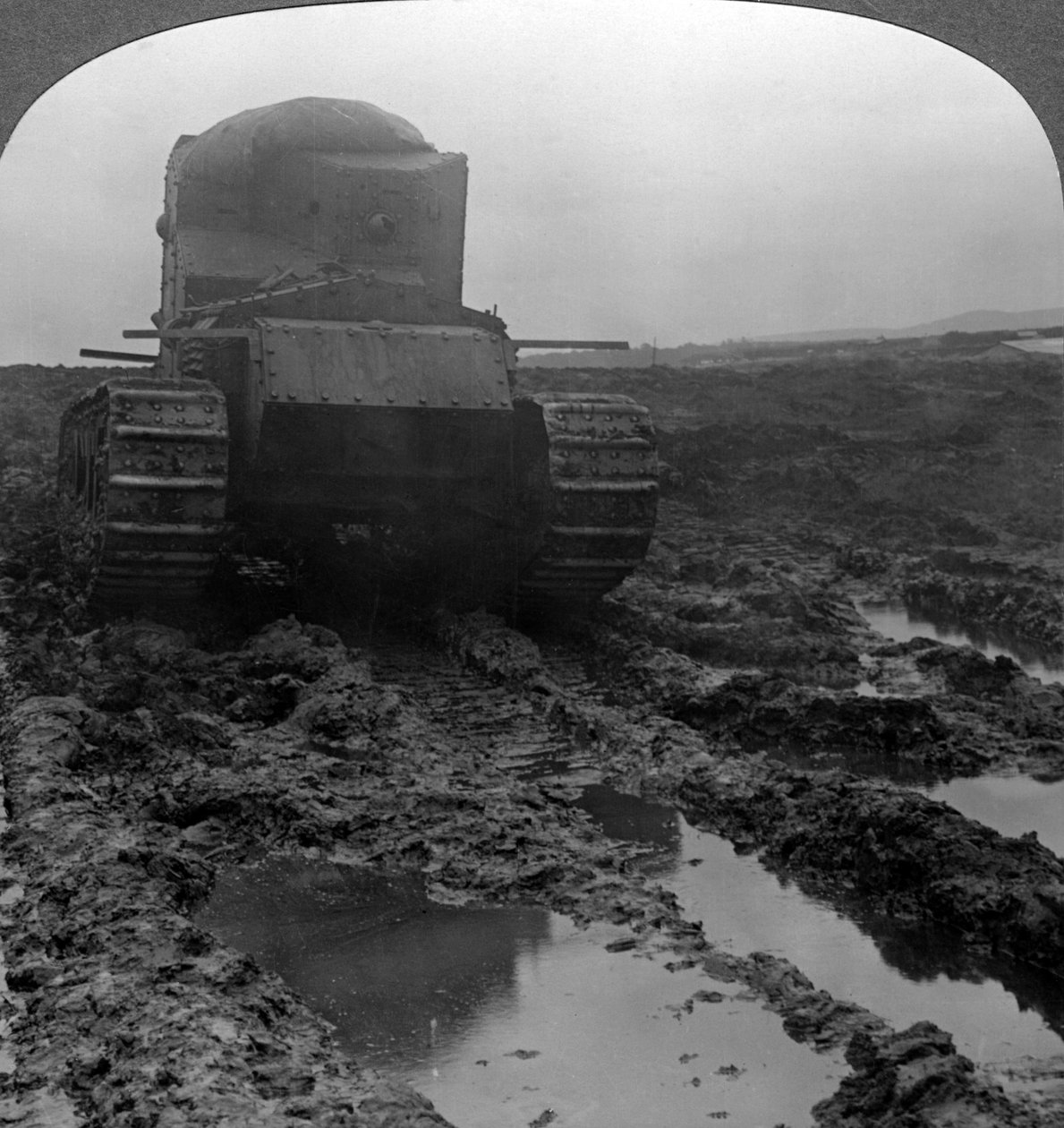Whippet tank på en gjørmete slagmark, Morcourt, Frankrike, første verdenskrig, 1918. av Realistic Travels Publishers