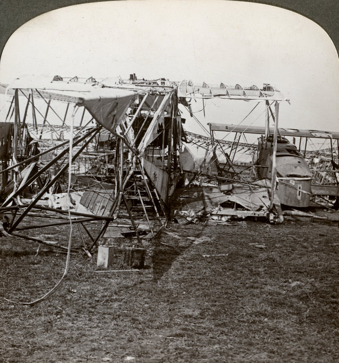 Vraket av et tysk bombefly som forsøkte å bryte gjennom luftforsvaret, første verdenskrig, 1914-1918. av Realistic Travels Publishers