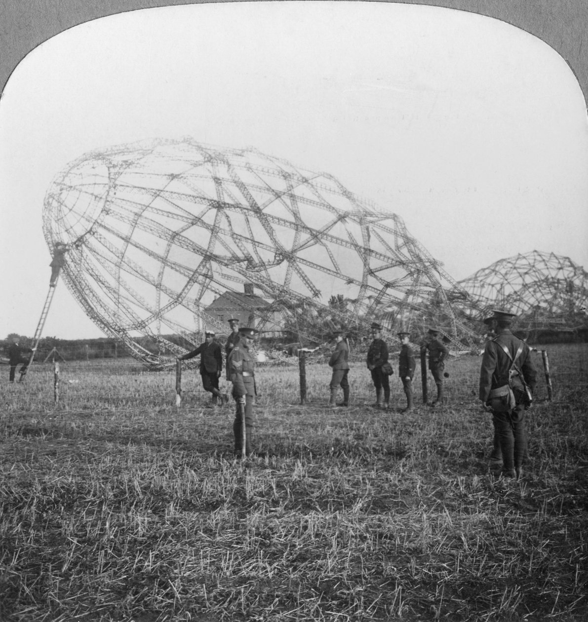 Zeppelin skutt ned nær Colchester, Essex, første verdenskrig, 1916 av Realistic Travels Publishers