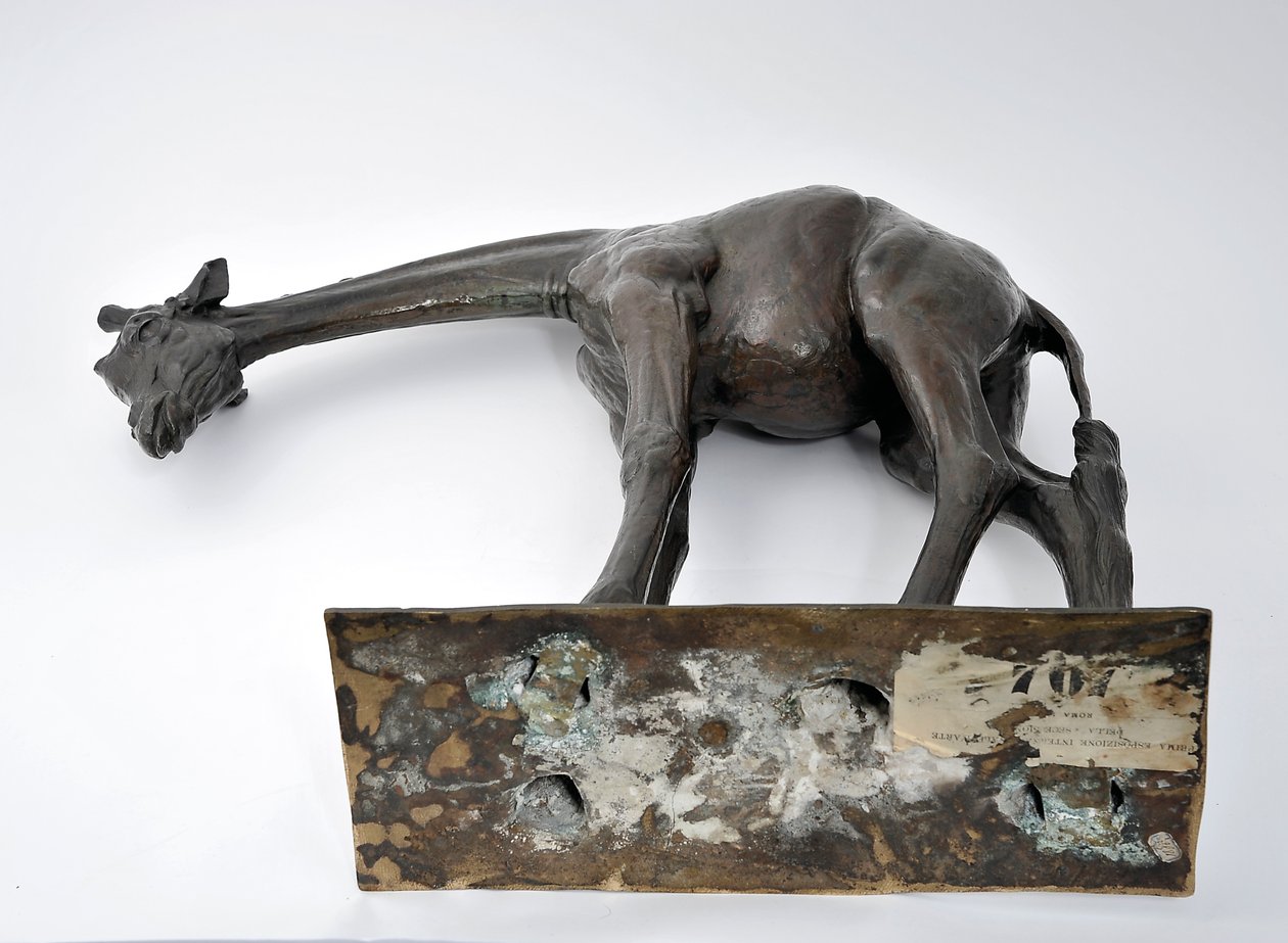 Stor giraff med senket hode, modellert 1909-10, støpt før 1913 (bronse) (se også 3084917-43) av Rembrandt Bugatti