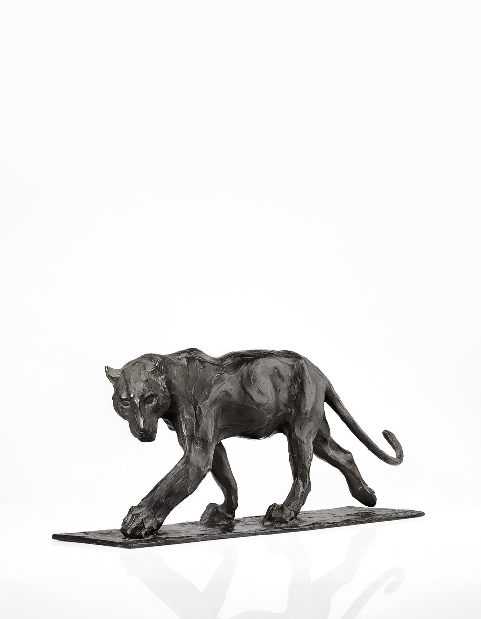 Panther walking, bakre ben hevet, ca. 1904 (patinert bronse) av Rembrandt Bugatti