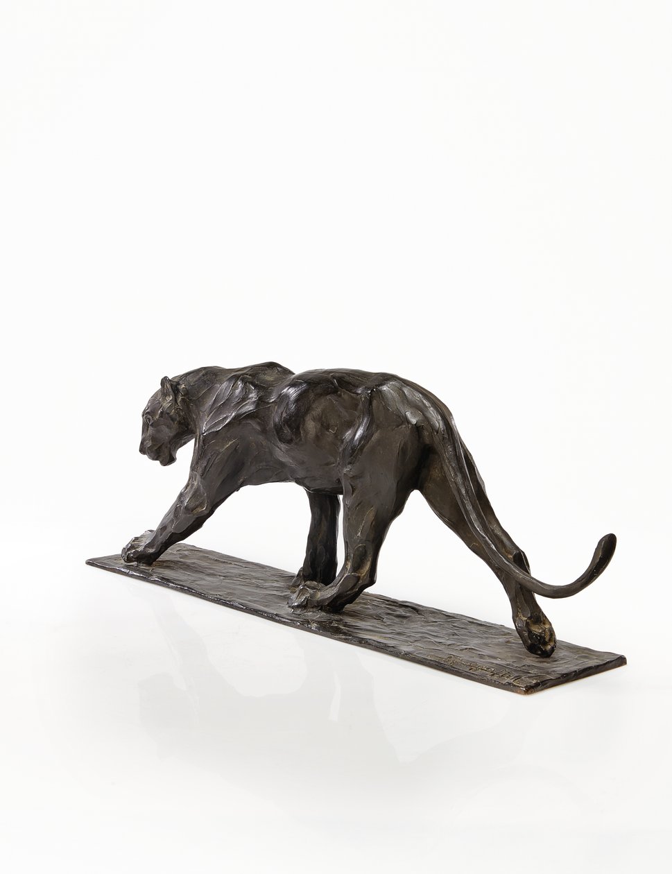 Panther walking, bakre ben hevet, ca. 1904 (patinert bronse) av Rembrandt Bugatti
