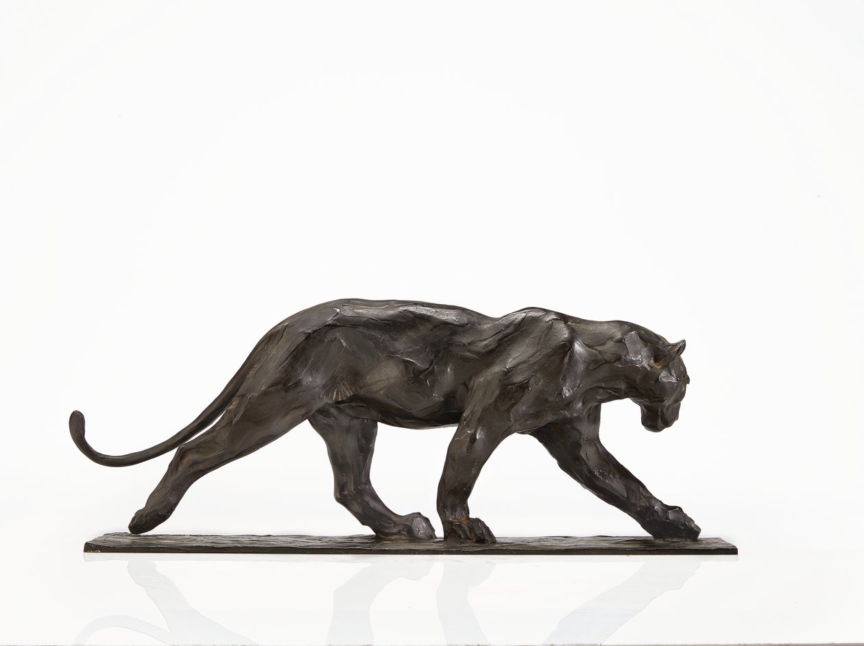 Panther walking, bakre ben hevet, ca. 1904 (patinert bronse) av Rembrandt Bugatti