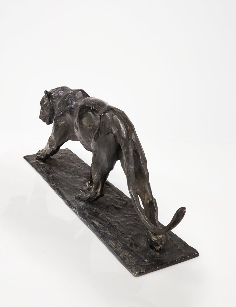 Panther walking, bakre ben hevet, ca. 1904 (patinert bronse) av Rembrandt Bugatti