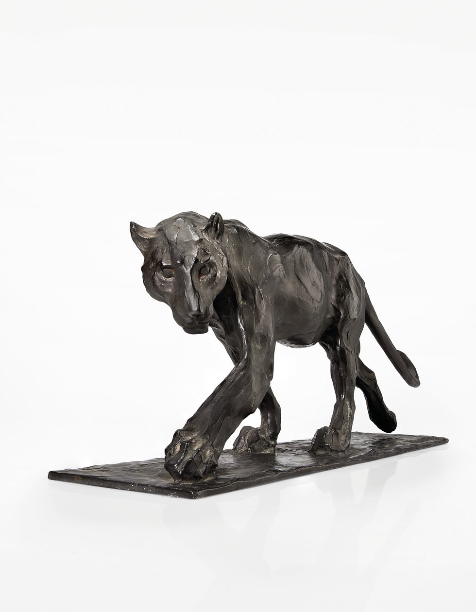 Panther walking, bakre ben hevet, ca. 1904 (patinert bronse) av Rembrandt Bugatti