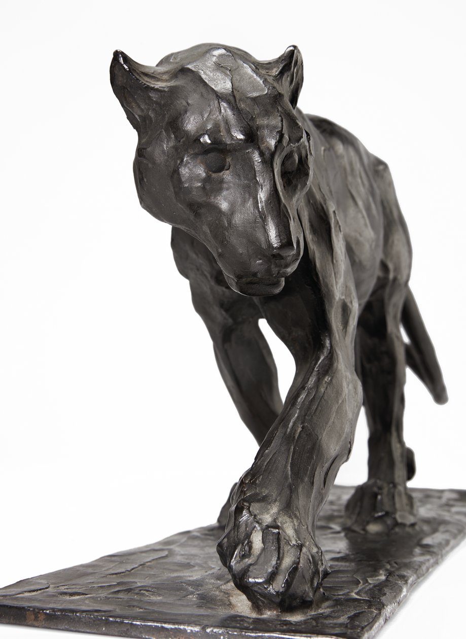 Panther walking, bakre ben hevet, ca. 1904 (patinert bronse) av Rembrandt Bugatti