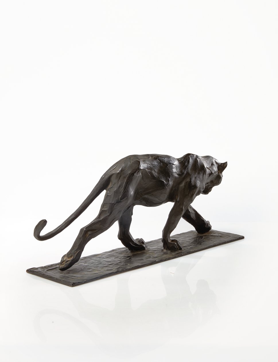 Panther walking, bakre ben hevet, ca. 1904 (patinert bronse) av Rembrandt Bugatti