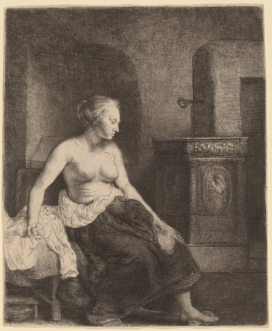 Kvinne som sitter halvkledd ved siden av en komfyr av Rembrandt van Rijn