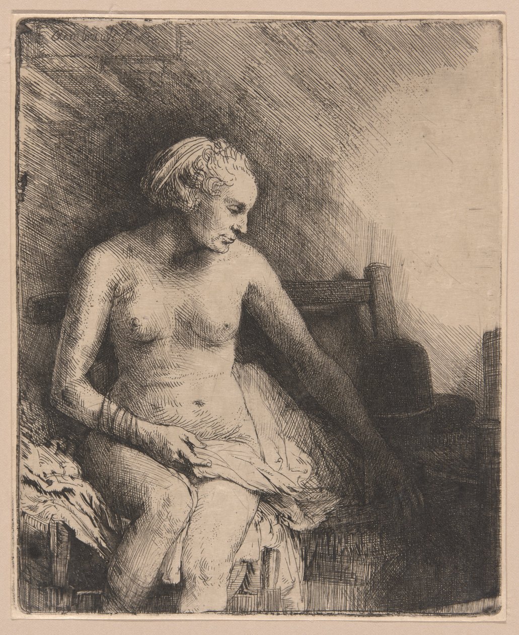 Kvinne på badet med en hatt ved siden av henne av Rembrandt van Rijn