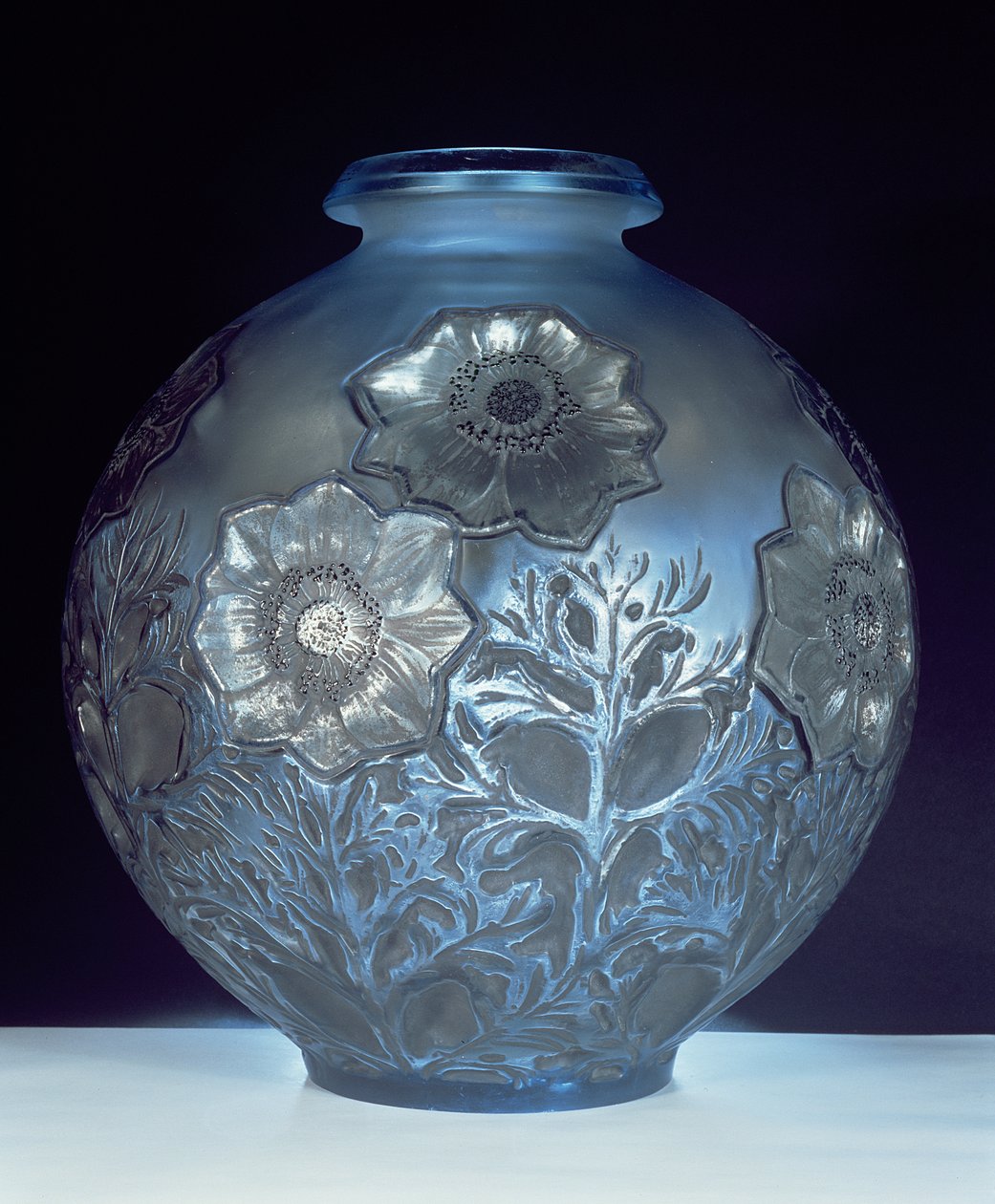 Anemones Vase, 1913 (lyseblått og frostet glass) av Rene Jules Lalique