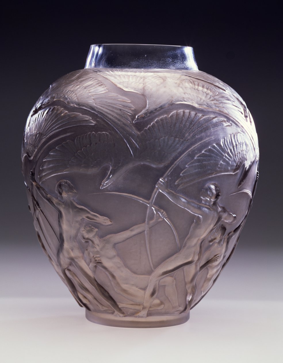 Archers Vase, 1921 (røykgrå patina på formblåst glass) av Rene Jules Lalique