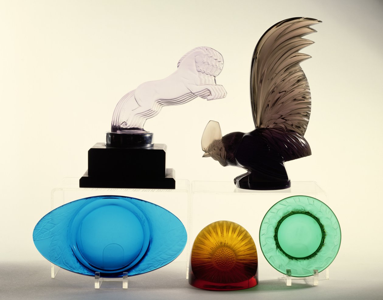 Bilmaskoter, askebegre og en papirvekt (glass) av Rene Jules Lalique