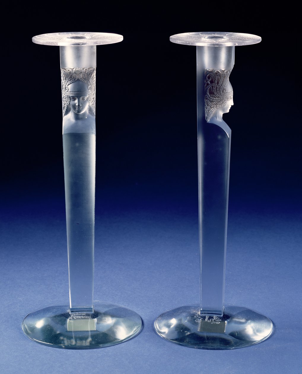 Cariatide, et par lysestaker (glass) av Rene Jules Lalique