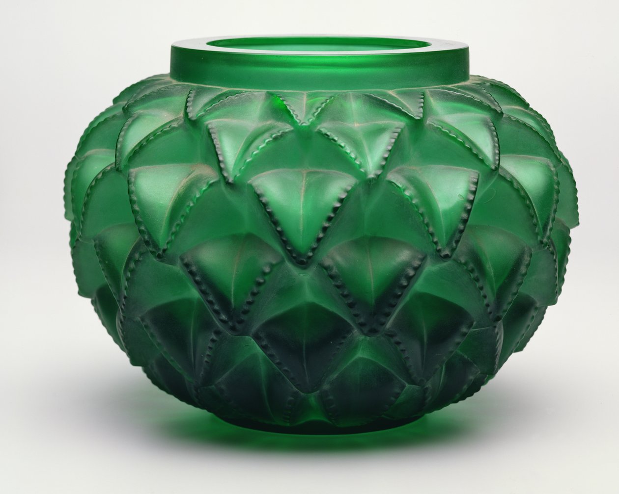 Languedoc vase, 1929 (pressstøpt grønt glass) av Rene Jules Lalique
