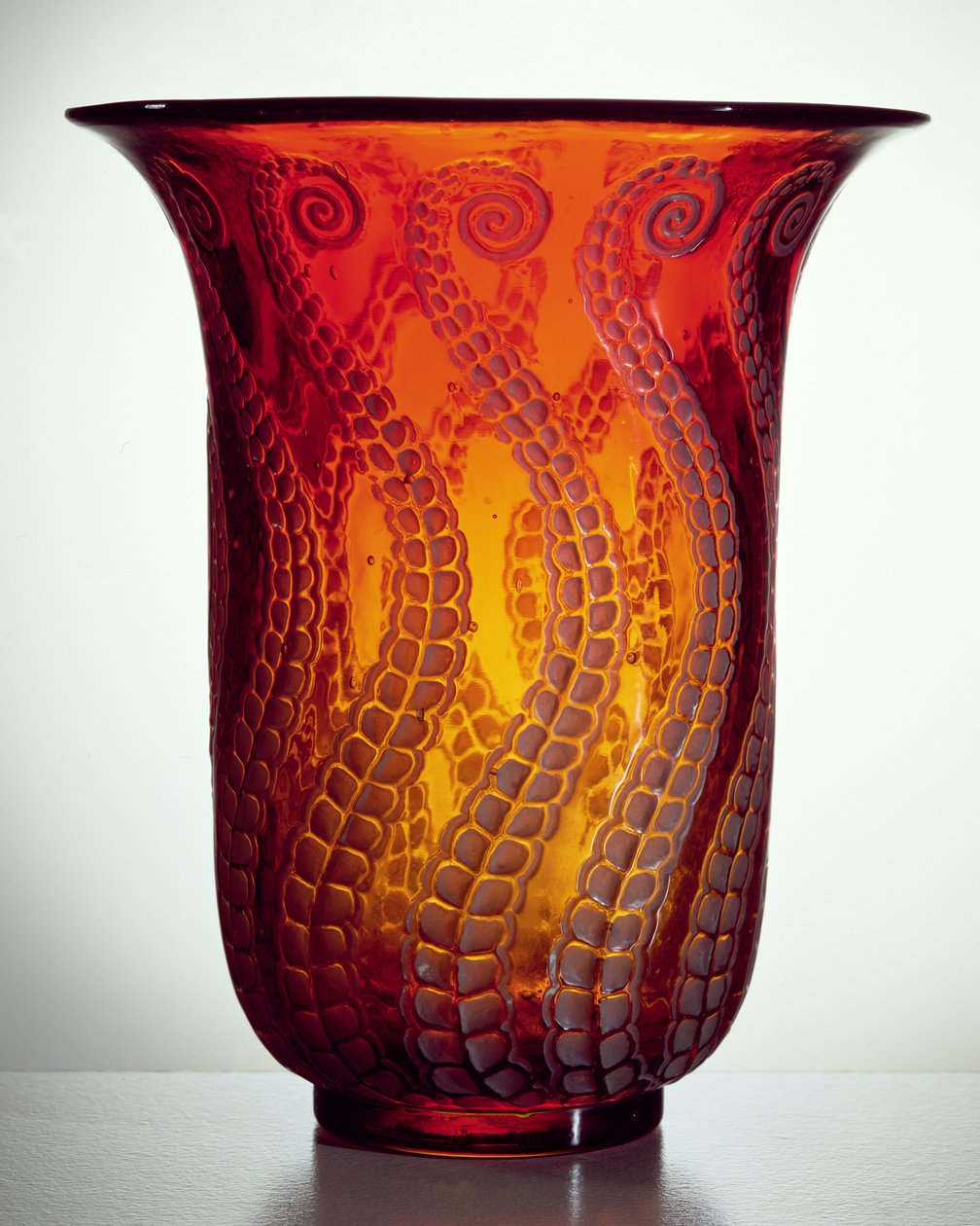 Medusa vase, 1921 (mørkt ravfarget glass) av Rene Jules Lalique