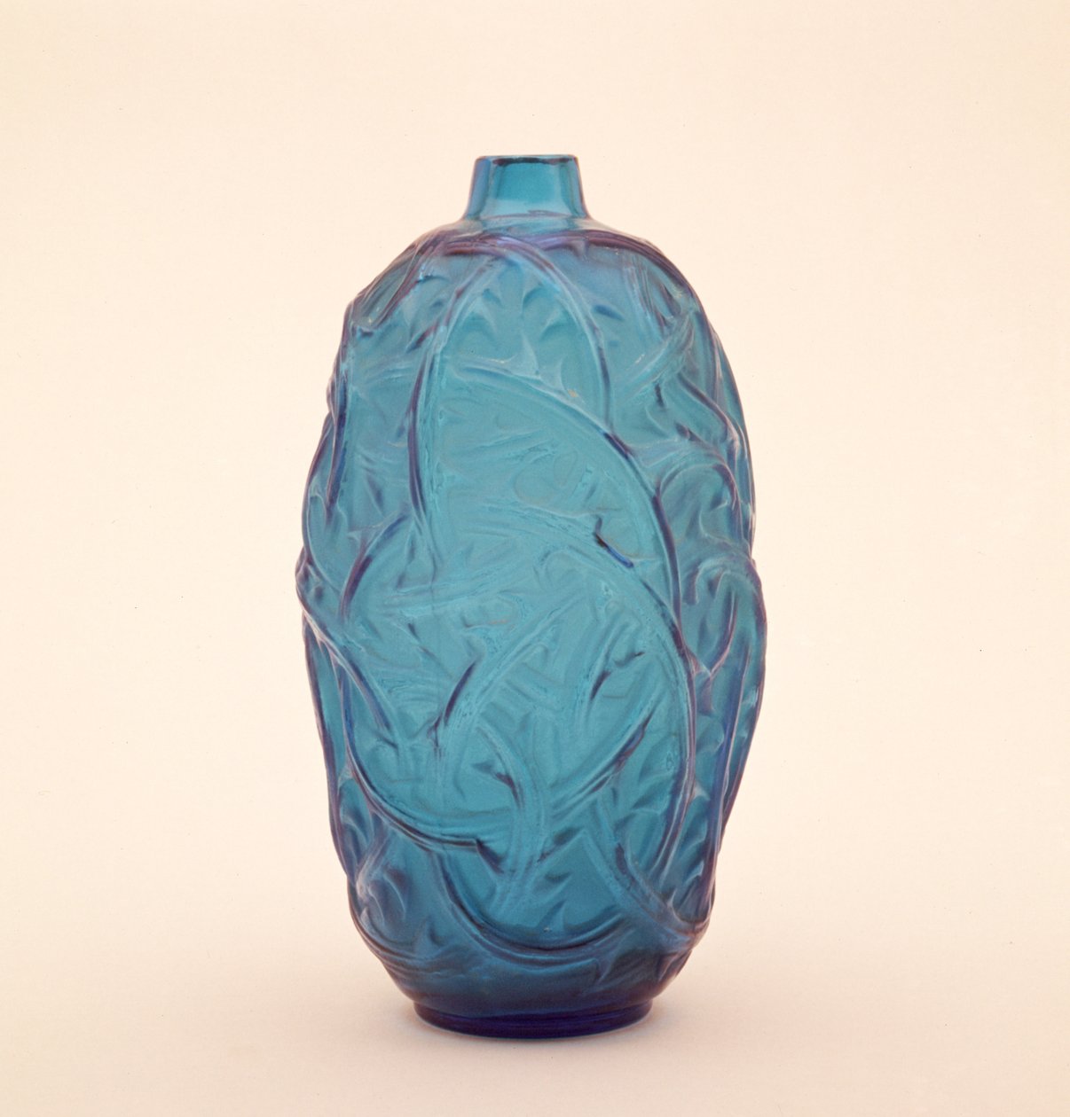 Melkeaktig ugjennomsiktig vase med spor av håndfarging, ca. 1902 (glass) av Rene Jules Lalique