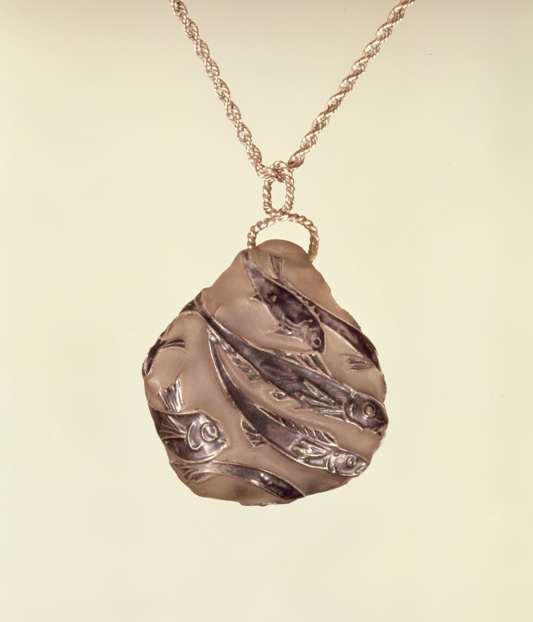 Anheng med frostet glassoverflate av Lalique, ca. 1902 av Rene Jules Lalique