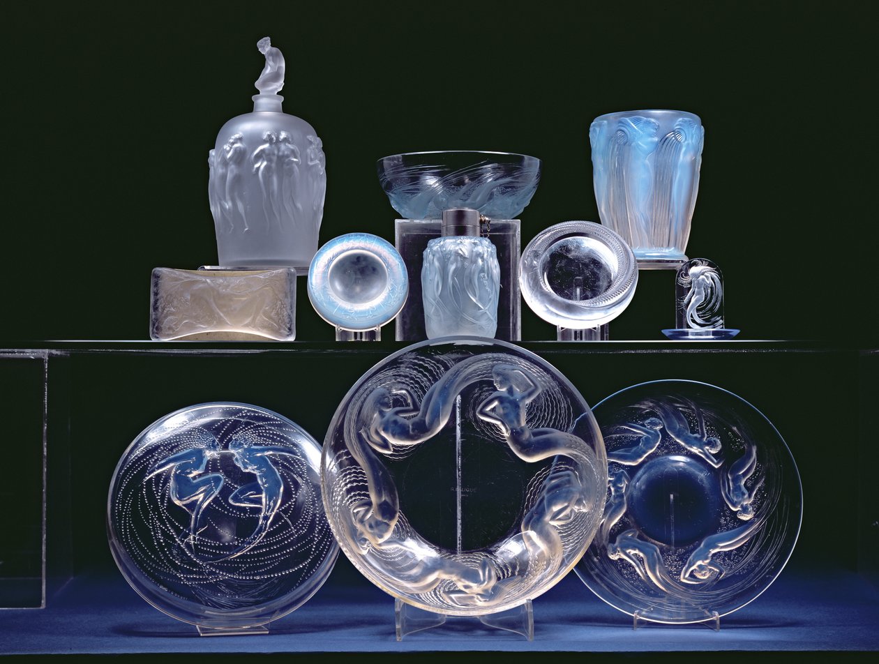 Utvalg av flasker, tallerkener og glass (glass) av Rene Jules Lalique