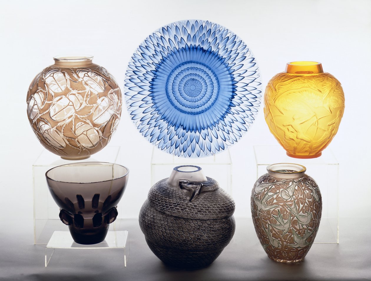 Utvalg av vaser og en skål (glass) av Rene Jules Lalique