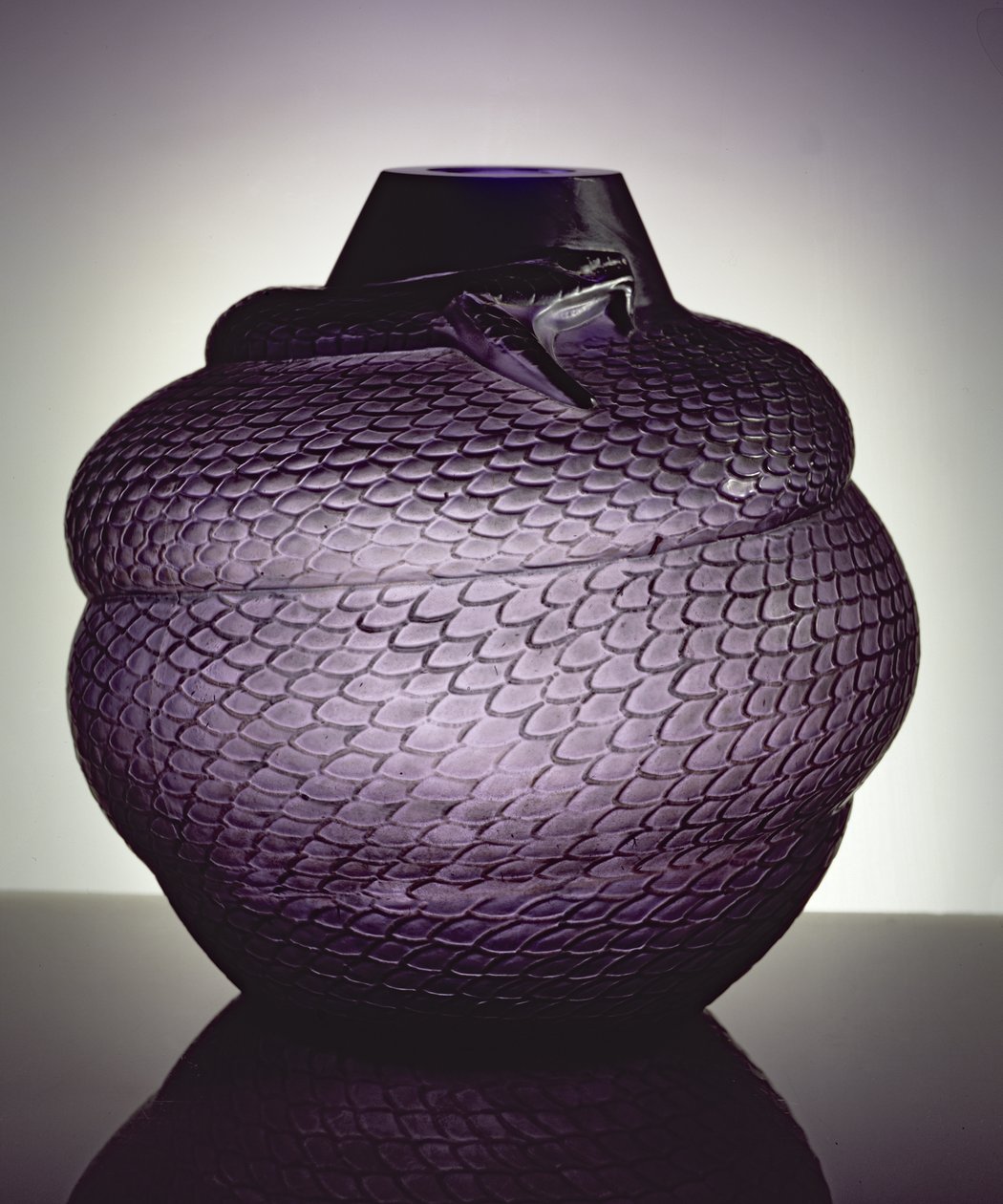 Serpent Vase, 1924 (formblåst lilla glass) av Rene Jules Lalique