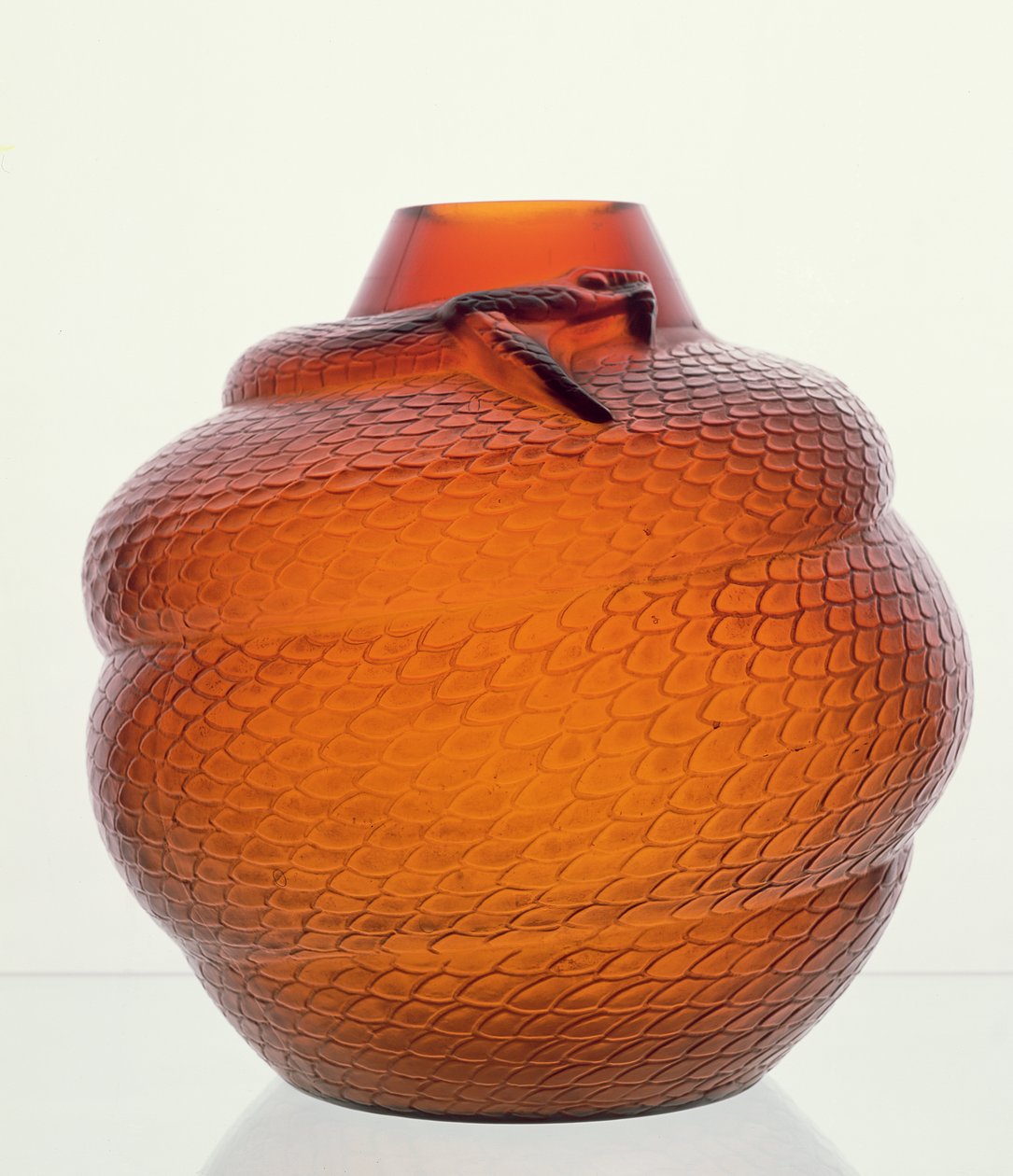 Slange, oviformet ravfarget glassvase av Lalique av Rene Jules Lalique