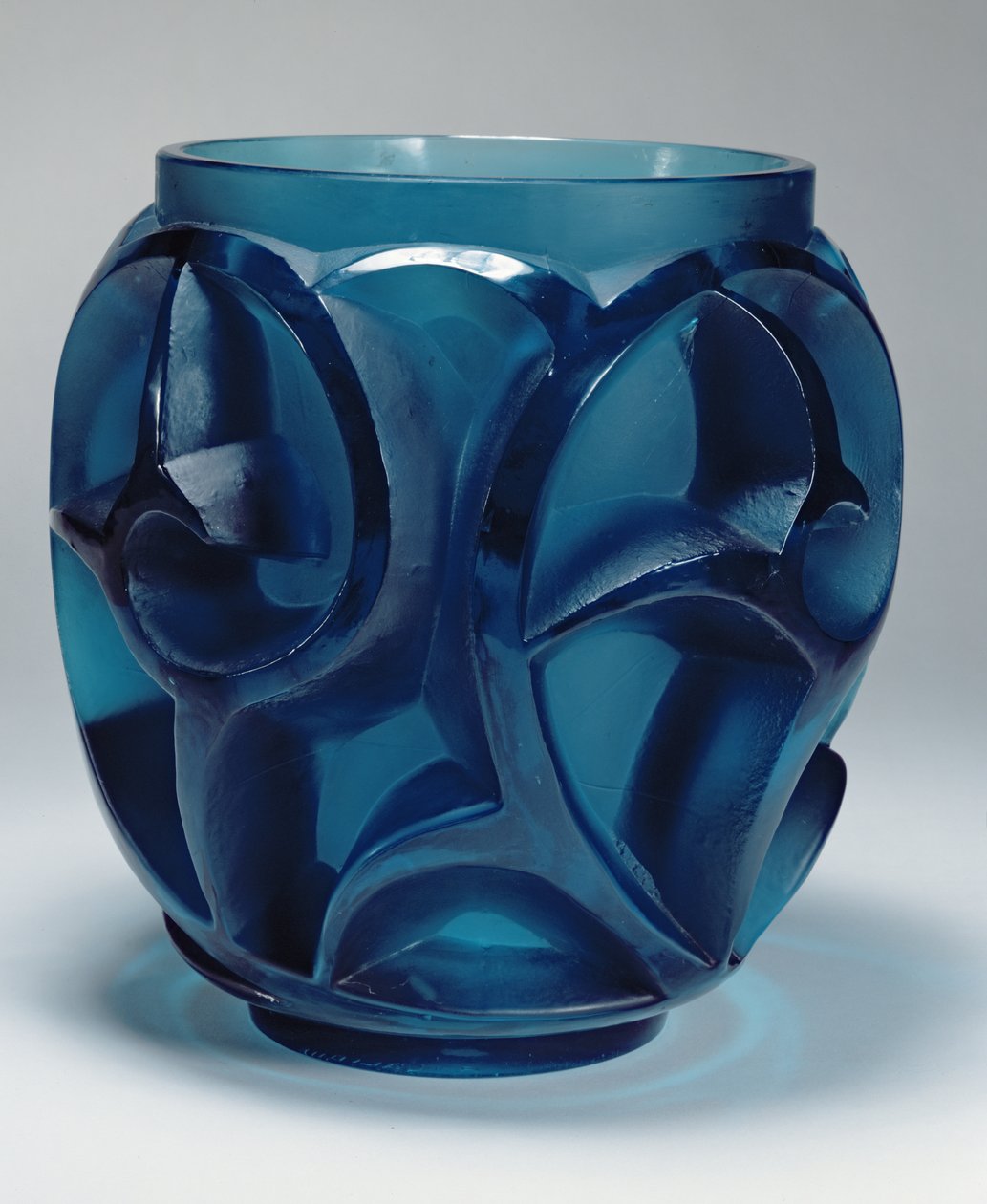 Whirlpools Vase, 1926 (pressstøpt akvamaringlass) av Rene Jules Lalique